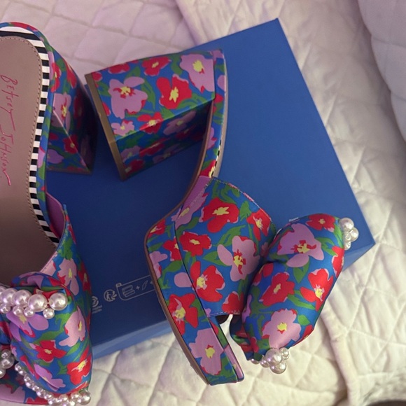 Betsey Johnson Blue Floral Pearl Mules - Picture 3 of 4